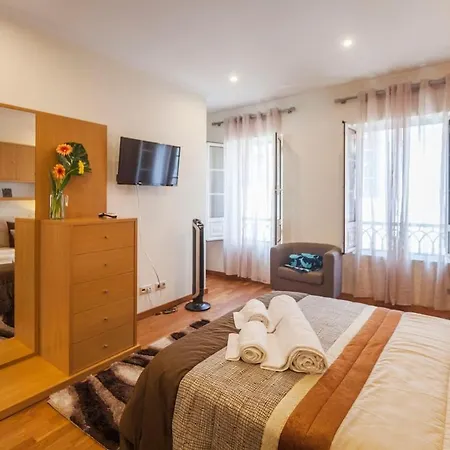 Konukevi Calheta Downtown 3*